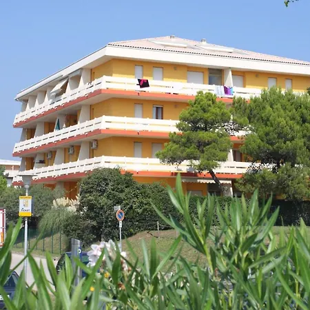 Three Flat With Garden Enciosed By Hedge Apartment