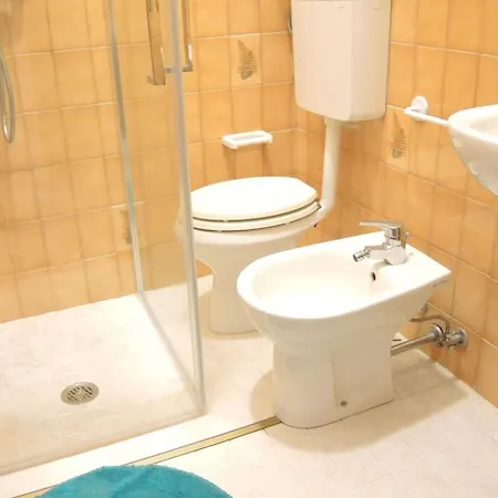 Διαμέρισμα Three Flat With Garden-beahost *